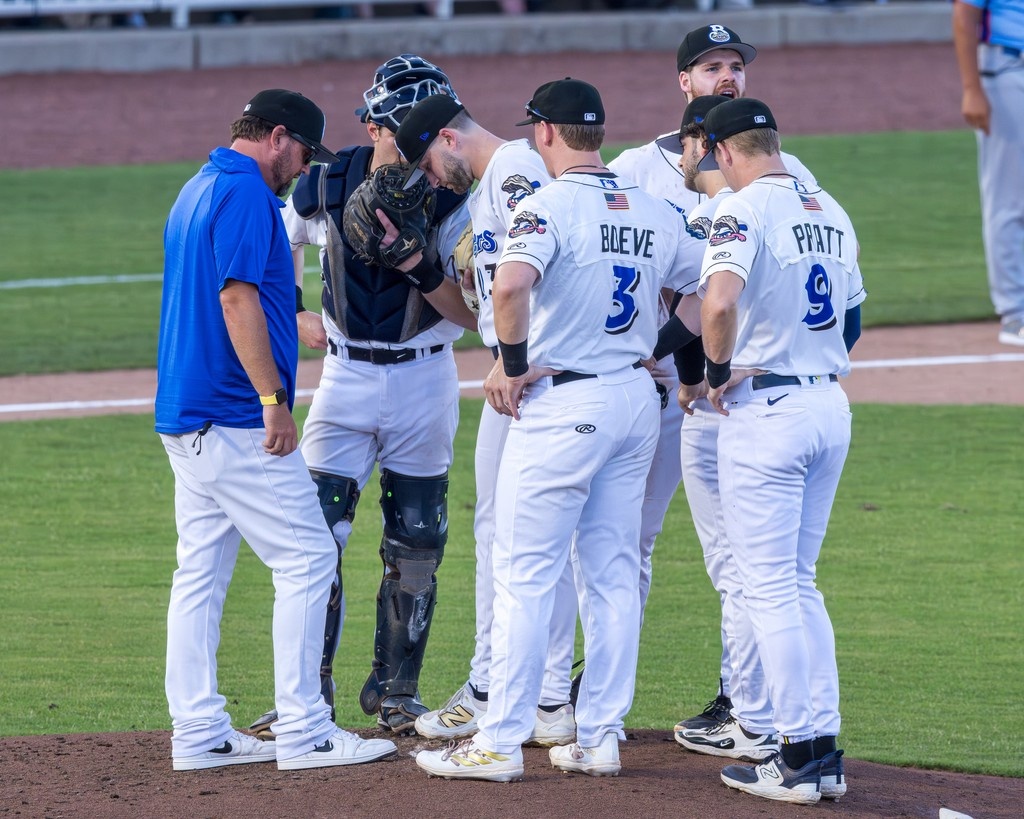 BiloxiShuckers's tweet image. Shuckers Pitching Coach Josh Spence joined the pregame show on Tuesday and discussed being back at home, the new additions to the pitching staff and more!

🎧 shuckers.info/4mKeMJ9