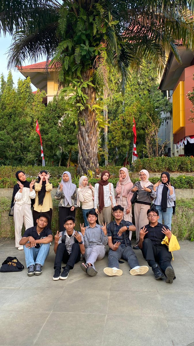 afraskania's tweet photo. Di momen PKKMB UNNES 2025 ini, saya bertemudengan teman-teman baru di Universitas Negeri Semarang dari kelompok Halmahera.

Proud to be Here, unnes keren.

#PKKMBUNNES2025
#SatyagatraMahesa
#FromZeroToMahesa
#KELOMPOKHALMAHERA https://t.co/lnPWBHcyTp