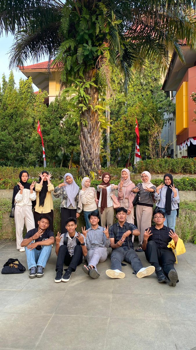 afraskania's tweet photo. Di momen PKKMB UNNES 2025 ini, saya bertemudengan teman-teman baru di Universitas Negeri Semarang dari kelompok Halmahera.

Proud to be Here, unnes keren.

#PKKMBUNNES2025
#SatyagatraMahesa
#FromZeroToMahesa
#KELOMPOKHALMAHERA https://t.co/lnPWBHcyTp