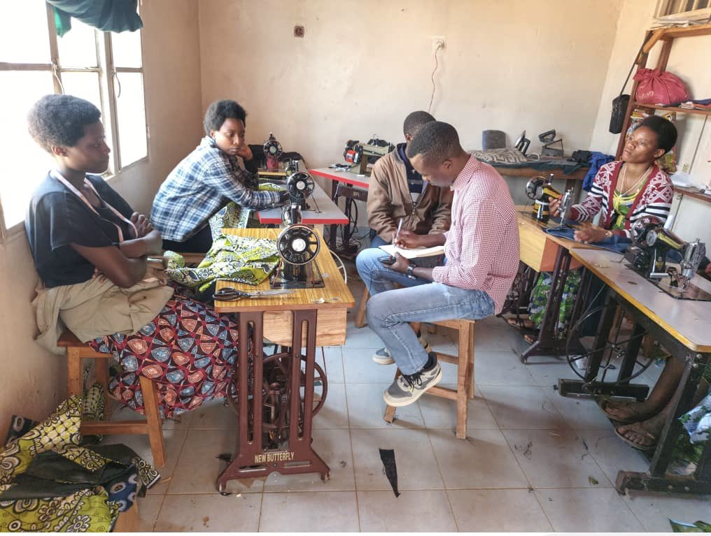 oso_oursisters's tweet photo. A glimpse into 𝐎𝐒𝐎 𝐩𝐨𝐬𝐭-𝐠𝐫𝐚𝐝𝐮𝐚𝐭𝐢𝐨𝐧 𝐩𝐫𝐨𝐠𝐫𝐚𝐦 💫
Graduates receive continuous business mentorship and coaching on various aspects of business management and development. 

The formed VSLAs also help them to save and access small loans to grow their startups. https://t.co/LVY8gaYS0d