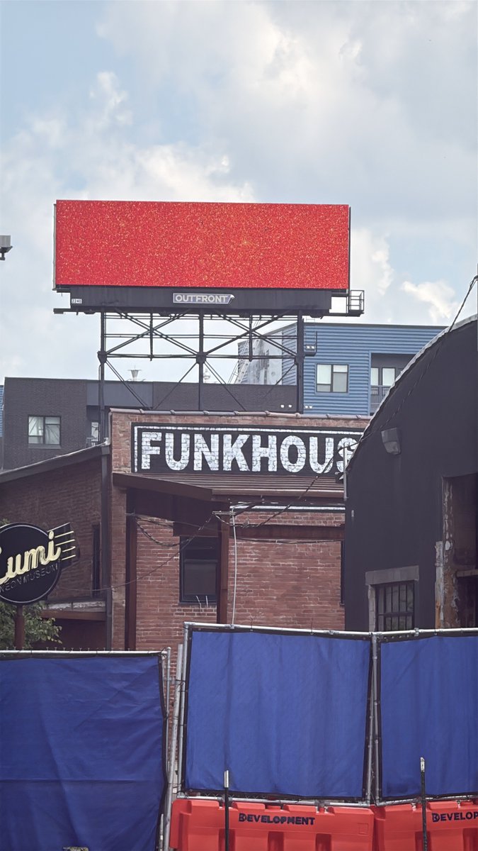 TSUpdating's tweet photo. 🚨| A new glittery orange billboard spotted in Kansas City!

 https://t.co/sbCGXLLBD9