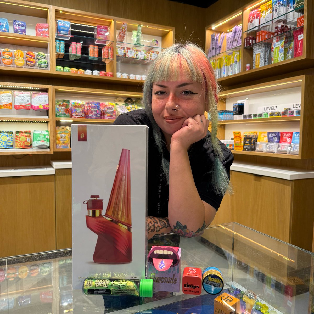 marchandash__'s tweet photo. Meet Genevieve, a receptionist at our Mission Valley location! 🌿 With over 3 years with us at March and Ash, she's found passion in helping you all explore the amazing world of terpenes. What's her favorite, you may ask? "Beta-caryophyllene for its peppery flavor and potential anti-inflammatory benefits." Stop by Mission Valley to chat with Genevieve about all things terps! Do you have a favorite terpene? Tell us below in the comments! ✨ ⬇️