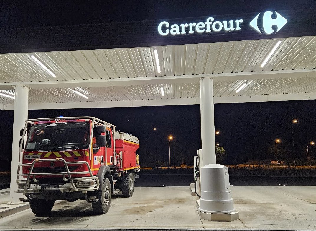 💪 #EngagementCitoyen en action | 
Présent aux côtés des pompiers engagés dans le Département de l'Aude sur le #FeudeRibaute, un pompier m’a raconté un bel élan de solidarité auquel il a assisté.

Au <a href="/CarrefourFrance/">Carrefour</a> de #Sigean, le directeur Thierry PLANES a ouvert les pompes