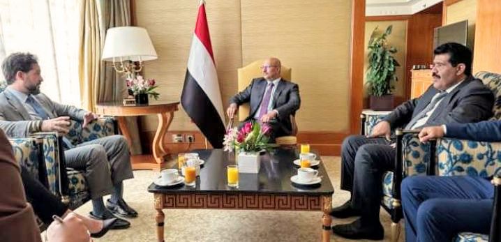 #طارق_صالح، يلتقي مع القائم بالأعمال الأمريكي جوناثان بيتشيا لبحث جهود مواجهة تهريب السلاح الإيراني للحوثيين. 
تم التأكيد على أهمية التعاون، حيث تم استعراض ضبط 750 طنًا من الأسلحة الإيرانية.
اشاد المسؤول بدعم بلاده لجهود الحكومة لتحقيق الاستقرار الاقتصادي.

#اليمن #مواجه_التهريب