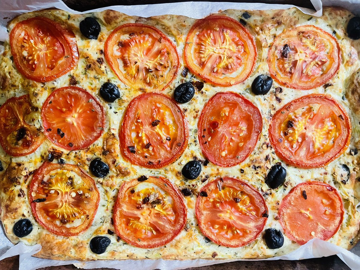 Cuketový koláč s rajčaty s olivy . 
Dochucen nejlepším chilli od <a href="/blazicek_radek/">Radek Blažíček</a> a cukety dnešní zásilka od <a href="/sousedovicMirek/">ChytrýMirek🇨🇿 🇺🇦</a>