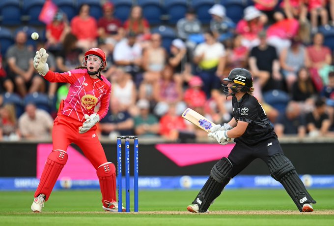 Seren Smale of Manchester Originals plays a sweep
©ECB Images