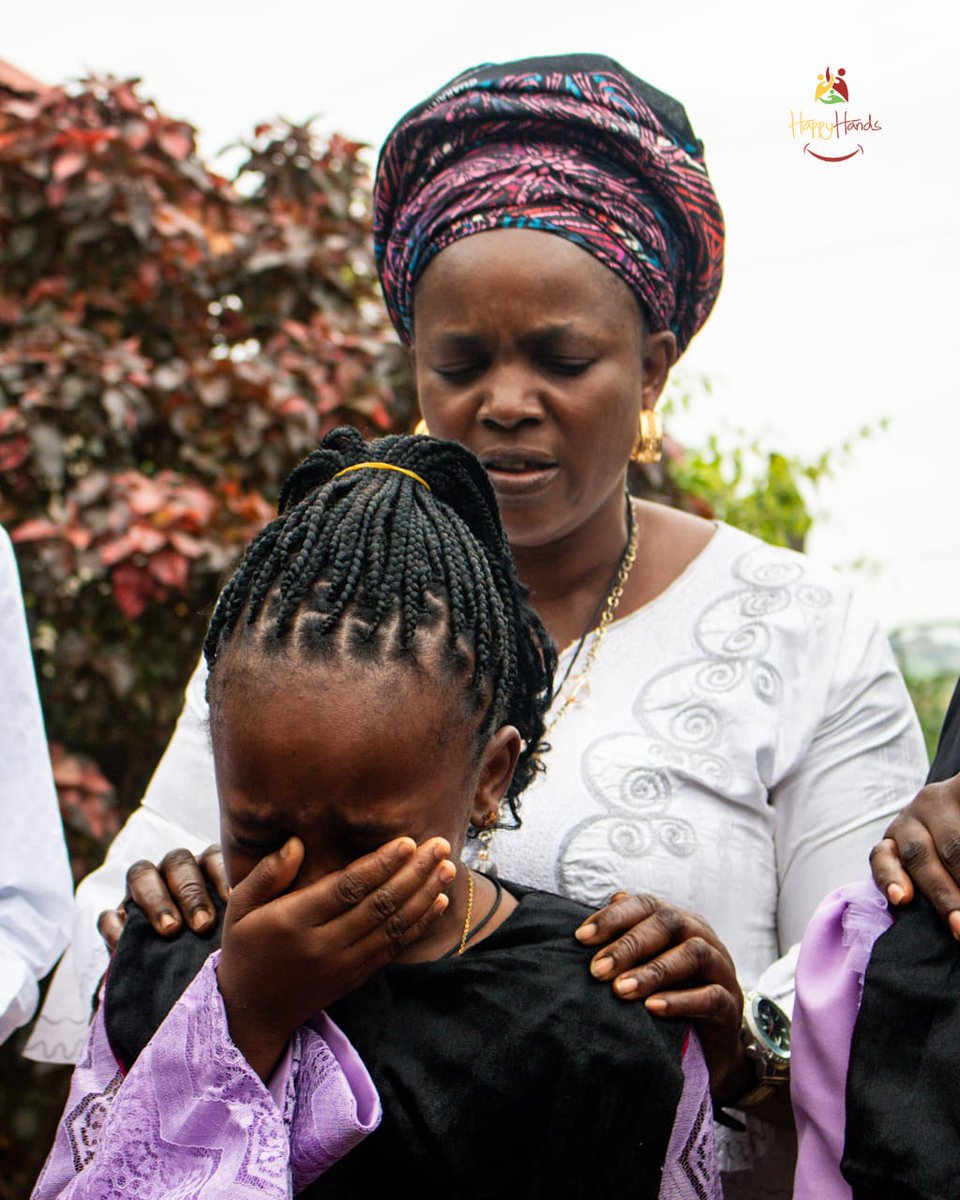 Happyhandsgroup's tweet photo. The air feels different today. It's filled with hope, pride, and a touch of bittersweet emotion as we celebrate the graduation of the HappyHands Organisation scholarship recipients! 😭🎓

This thread🧵is dedicated to their legacy. #LYKN @PeterObi @NigeriaStories @Mazitundeeednut https://t.co/3OmaAVG9H4