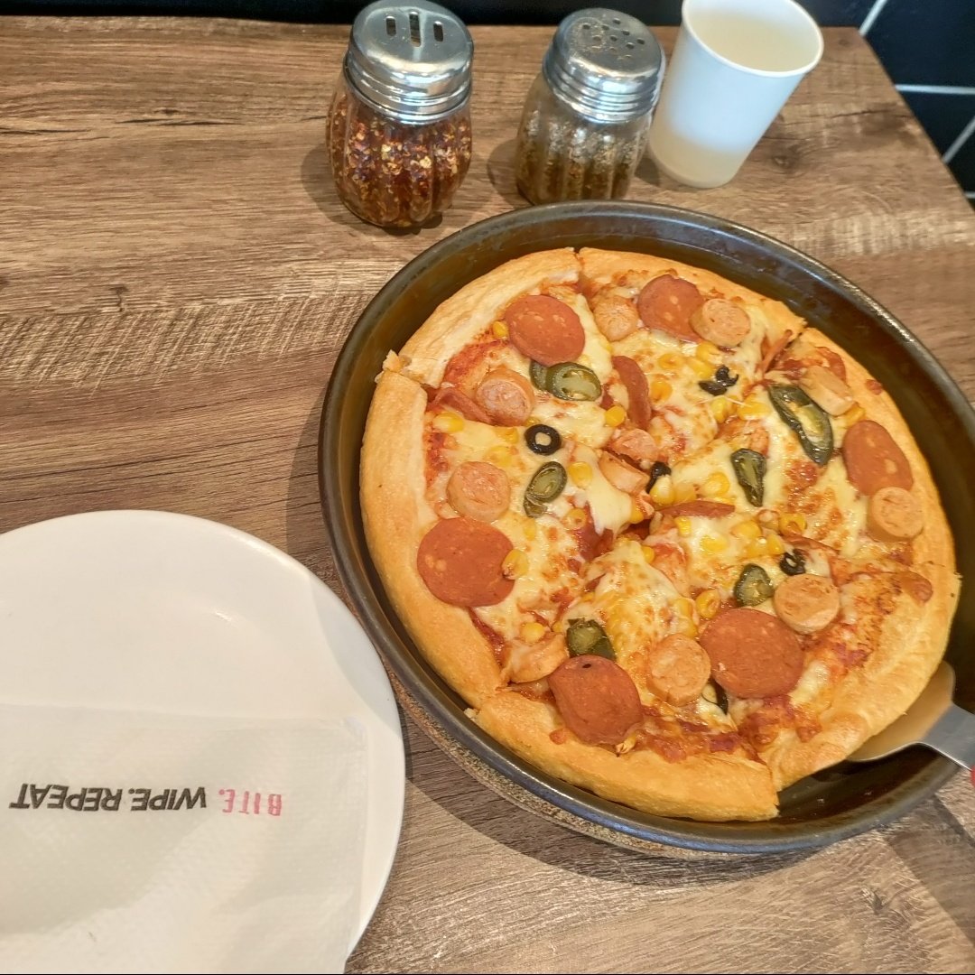 devaKL32's tweet photo. 🍕 𝓛𝓮𝓽 𝓽𝓱𝓲𝓼 𝓹𝓲𝔃𝔃𝓪 𝓻𝓮𝓶𝓲𝓷𝓭 𝔂𝓸𝓾 𝓽𝓱𝓪𝓽 𝓫𝓮𝓪𝓾𝓽𝔂 𝓬𝓸𝓶𝓮𝓼 𝓲𝓷 𝓪𝓵𝓵 𝓼𝓱𝓪𝓹𝓮𝓼 𝓪𝓷𝓭 𝓼𝓲𝔃𝓮𝓼.🍕

🍕 𝓟𝓲𝔃𝔃𝓪 𝓲𝓼 𝓵𝓸𝓿𝓮 𝓪𝓽 𝓯𝓲𝓻𝓼𝓽 𝓫𝓲𝓽𝓮, 𝓫𝓾𝓽 𝔀𝓱𝓮𝓷 𝔂𝓸𝓾 𝓫𝓲𝓽𝓮 𝓶𝓮, 𝓲𝓽'𝓼 𝓪 𝓼𝔂𝓶𝓫𝓸𝓵 𝓸𝓯 𝓵𝓸𝓿𝓮.🍕 https://t.co/7NvVzsaAJp