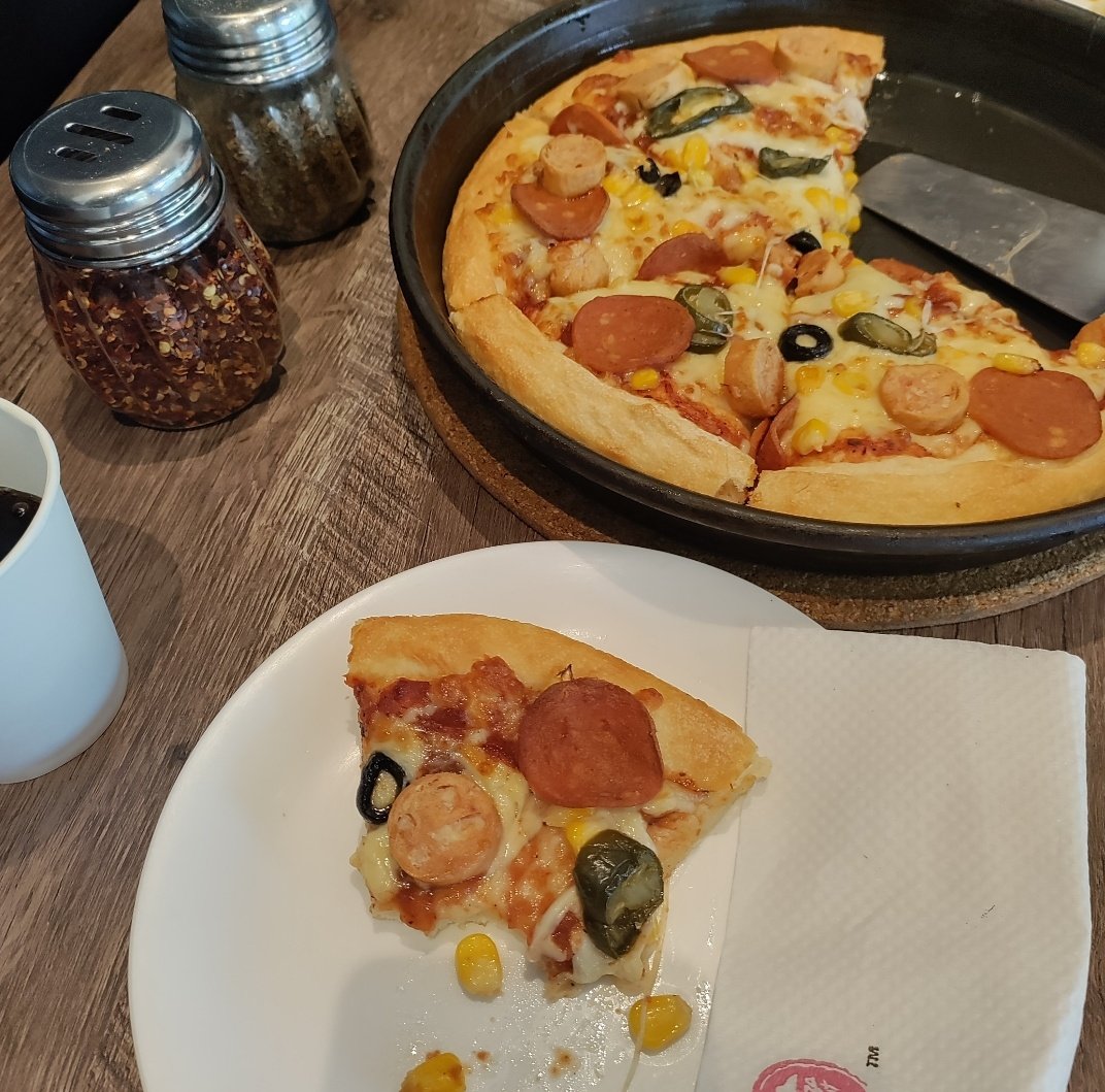 devaKL32's tweet photo. 🍕 𝓛𝓮𝓽 𝓽𝓱𝓲𝓼 𝓹𝓲𝔃𝔃𝓪 𝓻𝓮𝓶𝓲𝓷𝓭 𝔂𝓸𝓾 𝓽𝓱𝓪𝓽 𝓫𝓮𝓪𝓾𝓽𝔂 𝓬𝓸𝓶𝓮𝓼 𝓲𝓷 𝓪𝓵𝓵 𝓼𝓱𝓪𝓹𝓮𝓼 𝓪𝓷𝓭 𝓼𝓲𝔃𝓮𝓼.🍕

🍕 𝓟𝓲𝔃𝔃𝓪 𝓲𝓼 𝓵𝓸𝓿𝓮 𝓪𝓽 𝓯𝓲𝓻𝓼𝓽 𝓫𝓲𝓽𝓮, 𝓫𝓾𝓽 𝔀𝓱𝓮𝓷 𝔂𝓸𝓾 𝓫𝓲𝓽𝓮 𝓶𝓮, 𝓲𝓽'𝓼 𝓪 𝓼𝔂𝓶𝓫𝓸𝓵 𝓸𝓯 𝓵𝓸𝓿𝓮.🍕 https://t.co/7NvVzsaAJp