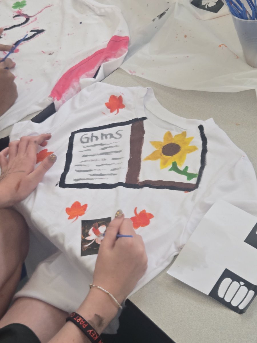 GHMS_Science8's tweet image. One of our afternoon sessions allows our new @GHMS_Grizzlies students to show their creativity and design their shirts. Afterwards, they could play some games to immerse themselves into some of our clubs offerings!
#OurGravelly