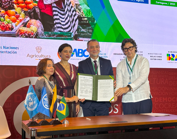 <a href="/mdsgovbr/">MDS</a> <a href="/Conab_Oficial/">Companhia Nacional de Abastecimento - Conab</a> <a href="/ABCgovBr/">ABC-MRE</a> <a href="/mdagovbr/">MDA</a> <a href="/FAOAmericas/">FAO Américas</a> <a href="/FAOMesoamerica/">FAO Mesoamérica</a> <a href="/JoaoIntiniFAO/">João Intini 🇺🇳</a> <a href="/FAO_Colombia/">FAO Colombia</a> <a href="/FAOCuba/">FAO Cuba</a> <a href="/FAOParaguay/">FAO en Paraguay</a> <a href="/BrasilBogota/">Embajada de Brasil en Bogotá 🇧🇷🇨🇴</a> <a href="/FAOCostaRica/">FAO Costa Rica</a> <a href="/MinAgricultura/">Min. de Agricultura</a> <a href="/FAOArgentina/">FAO ARGENTINA</a> 📝 Hoy se firmó el nuevo proyecto entre <a href="/FAOAmericas/">FAO Américas</a>, <a href="/Conab_Oficial/">Companhia Nacional de Abastecimento - Conab</a> y <a href="/ABCgovBr/">ABC-MRE</a> que buscará fortalecer las políticas y programas públicos de abastecimiento y comercialización de alimentos en los países miembros de la <a href="/RedSpaa/">RedSPAA</a>
#SistemasdeAbastecimientoAlimentario