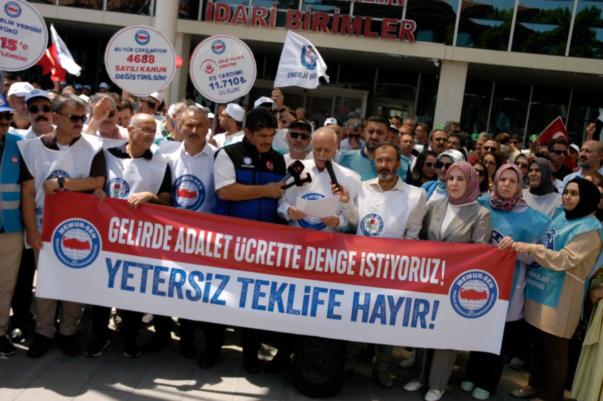 BemBirSenKadin's tweet photo. Milyonlarca Memur ve 
Memur Emeklisini kapsayan 
8.Dönem Toplu Sözleşme’de 
Kamu İşveren Heyeti’nin sunduğu ve gelirde adalet, ücrette denge sağlamayan #YetersizTeklifeHayır demek için eylem gerçekleştirdik.
Gelirde adalet, ücrette hakkımızı istedik…

#YetersizTeklifeHayır https://t.co/95xSjUUCUI