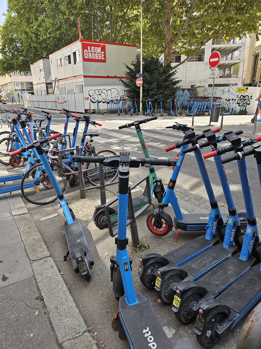 txbrd's tweet image. Faites quelque chose, ça devait infernal l'envahissement @dott_fr rue Juliette Recamier / Rue tête d'or #lyon6 #lyon