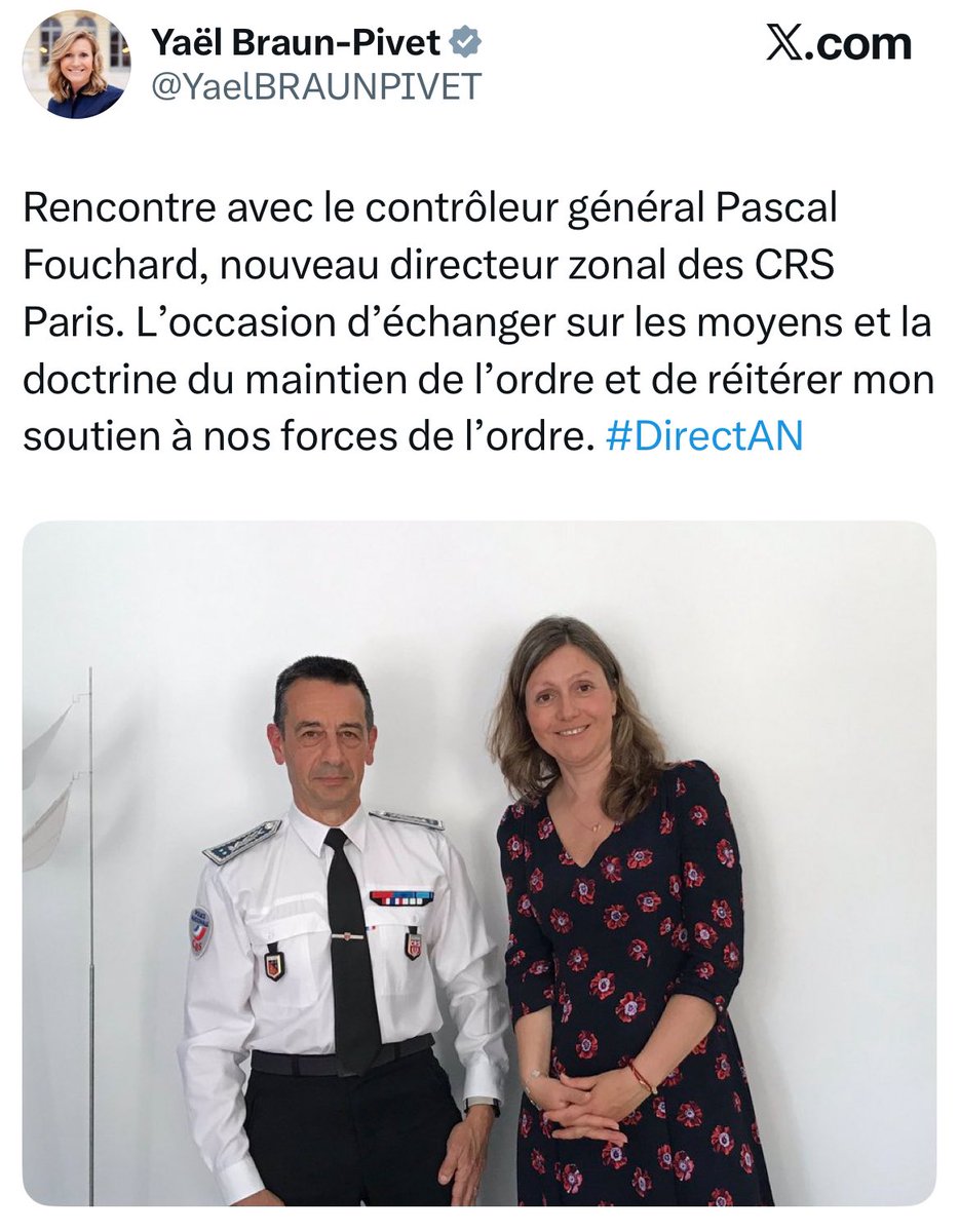 « Les poules doivent être nourries deux fois par jour, idéalement le matin assez tôt et en fin d'après-midi. L'essentiel étant de nourrir vos poules à heure fixe. Comptez de 100 à 150 g par poule et par jour, à équilibrer sur les deux repas de la journée. Compris mon poulet ? »