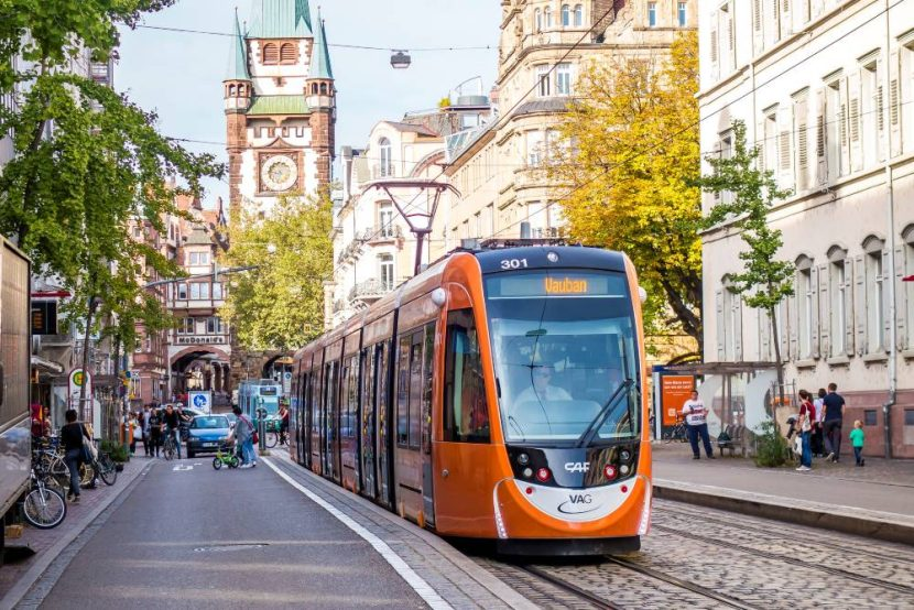 RobertKwolek's tweet photo. While Britain and the US tore up their trams after WWII, Germany kept theirs. 60 cities still run trams today, stitching together city centres and walkable, low-car neighbourhoods. How did they do it? I wrote an article about that: https://t.co/eJ4zmkPSTn https://t.co/PYdxzOV8IE