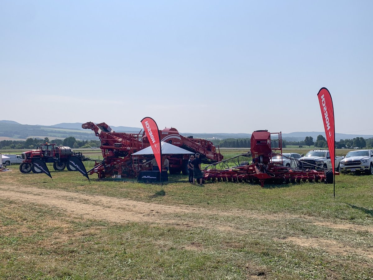 At McCain’s Crop Year 2025 Field Day in Florenceville, NB! 🚜🌾

Talking Spudnik &amp; Grimme gear + showing off the HORSCH Avatar — already turning some heads.

#HJVEquipment #HORSCH #AvatarSD #PotatoCountry #SpecializedAg