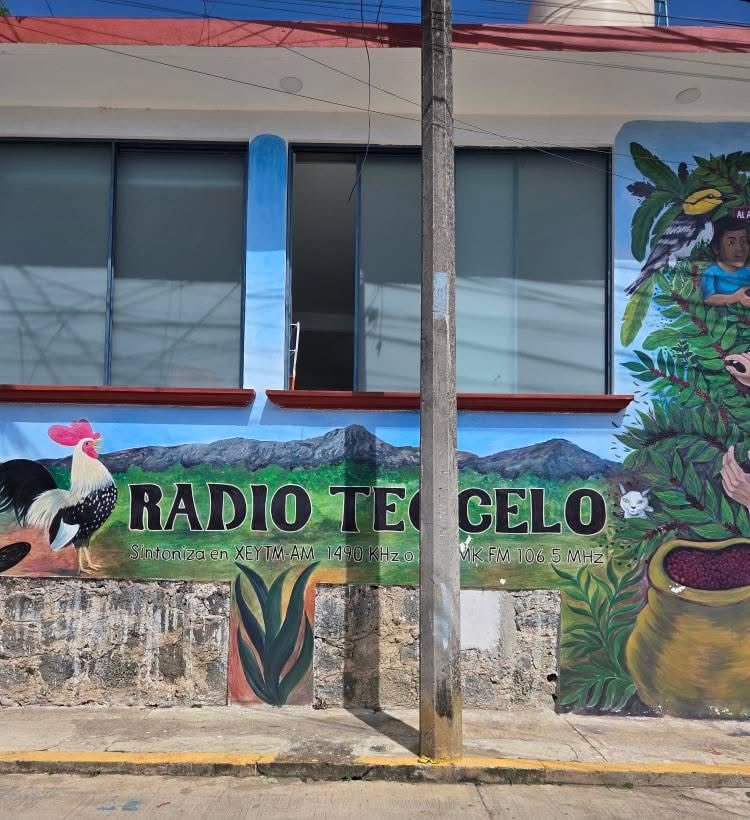 parastoo_mesri's tweet photo. Un verdadero honor estar en Radio Teocelo, radio con concesión para uso social comunitario. Es la radio comunitaria de más larga vida en México. Que las y los Dioses sigan guiando su trabajo. @Radio_Teocelo @MarianaLmlp @redesac_mx @erickenredes #RadioTeocelo https://t.co/Y7VqO4zXEr