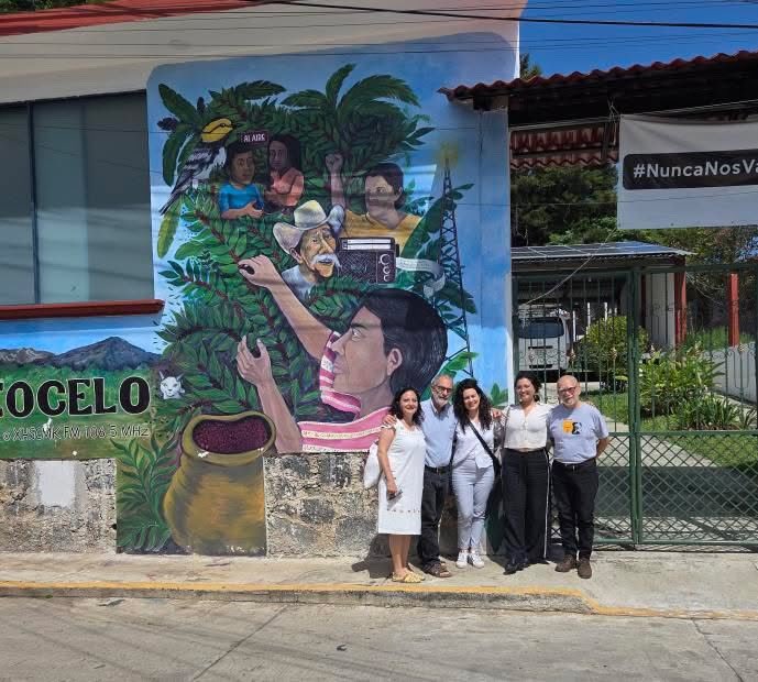 parastoo_mesri's tweet photo. Un verdadero honor estar en Radio Teocelo, radio con concesión para uso social comunitario. Es la radio comunitaria de más larga vida en México. Que las y los Dioses sigan guiando su trabajo. @Radio_Teocelo @MarianaLmlp @redesac_mx @erickenredes #RadioTeocelo https://t.co/Y7VqO4zXEr