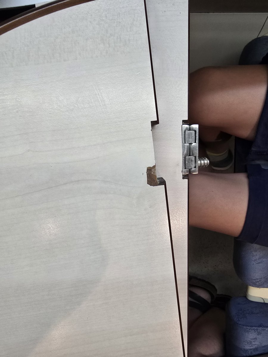 maxiboom's tweet photo. @Renfe Pagamos billetes a precio de oro para trenes obsoletos y con un mantenimiento nulo y peligroso. Normal que las compañias low cost os coman la tostada (tren Gandia-Madrid) https://t.co/dWxBVCK82i