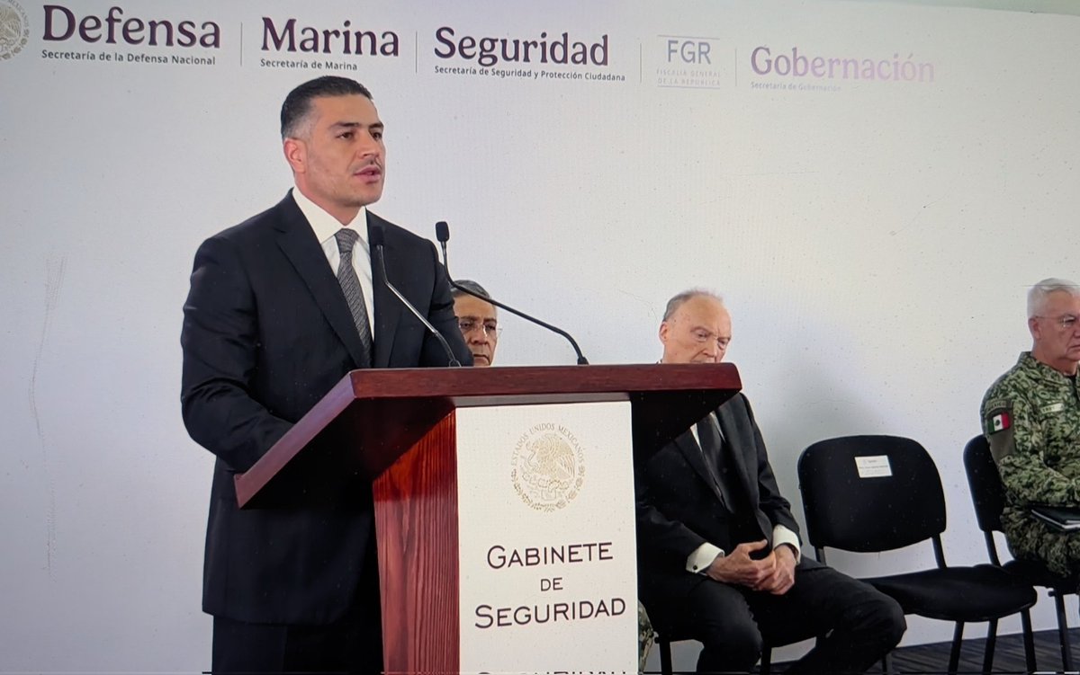 Arturo Ángel (@arturoangel20) on Twitter photo Reconoce <a href="/OHarfuch/">Omar H Garcia Harfuch</a> que las 26 personas expulsadas SEGUIAN DELINQUIENDO EN PRISIÓN. "Ordenando secuestros, extoriosiones, etc".
Es decir. El gobierno de México RECONOCE que no puede frenar la actividad criminal de personas ni estando detenidas.
WOW. ES UN ESCÁNDALO. Reconoce <a href="/OHarfuch/">Omar H Garcia Harfuch</a> que las 26 personas expulsadas SEGUIAN DELINQUIENDO EN PRISIÓN. "Ordenando secuestros, extoriosiones, etc".
Es decir. El gobierno de México RECONOCE que no puede frenar la actividad criminal de personas ni estando detenidas.
WOW. ES UN ESCÁNDALO.