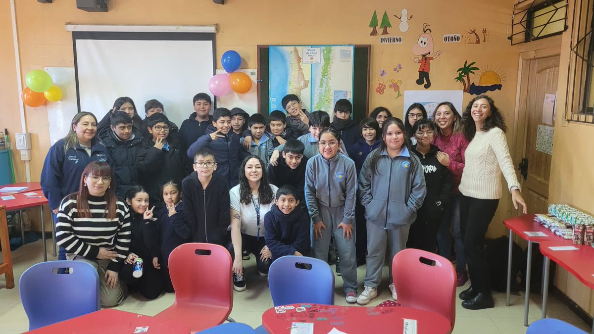 ServiuAraucania's tweet photo. 👦👧 En Queule, los niños y niñas del sector CORVI están diciendo cómo mejorar sus escaleras y espacios públicos. 
Nuestro equipo de Participación Ciudadana #Serviu escucha sus ideas, porque la ciudad también se construye con su mirada 💛. https://t.co/8wwnpOyVge