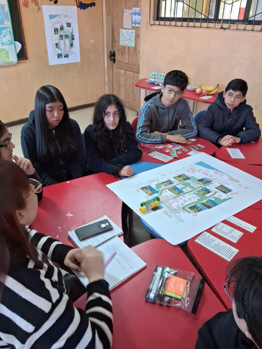ServiuAraucania's tweet photo. 👦👧 En Queule, los niños y niñas del sector CORVI están diciendo cómo mejorar sus escaleras y espacios públicos. 
Nuestro equipo de Participación Ciudadana #Serviu escucha sus ideas, porque la ciudad también se construye con su mirada 💛. https://t.co/8wwnpOyVge