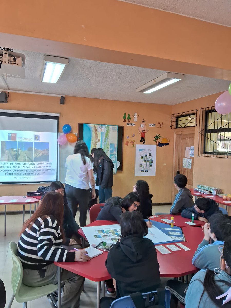 ServiuAraucania's tweet photo. 👦👧 En Queule, los niños y niñas del sector CORVI están diciendo cómo mejorar sus escaleras y espacios públicos. 
Nuestro equipo de Participación Ciudadana #Serviu escucha sus ideas, porque la ciudad también se construye con su mirada 💛. https://t.co/8wwnpOyVge