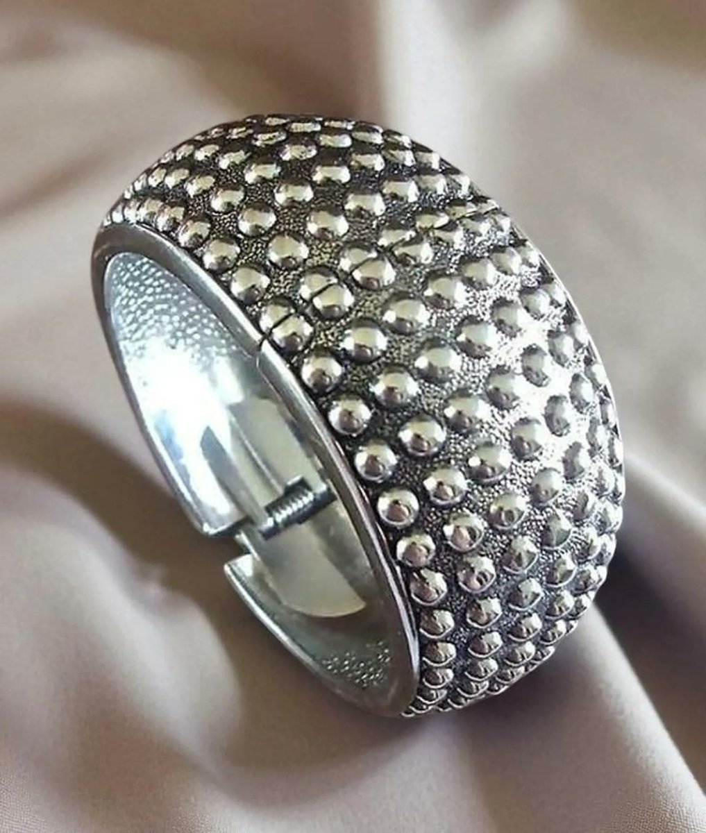 renaissancefai's tweet photo. Silver Tone Textured Surface Clamper Bracelet, Edgy, Industrial, Nubby Protrusions, Goth, Steampunk Vintage
https://t.co/9ZpCEgvvaN?
#bracelet #bangle #vintage #silverTone #chunky #clamper #textured #industrial #rockability #statement #gothic #bumpy #protrusions #steampunk #edgy https://t.co/dgE9wS8rku