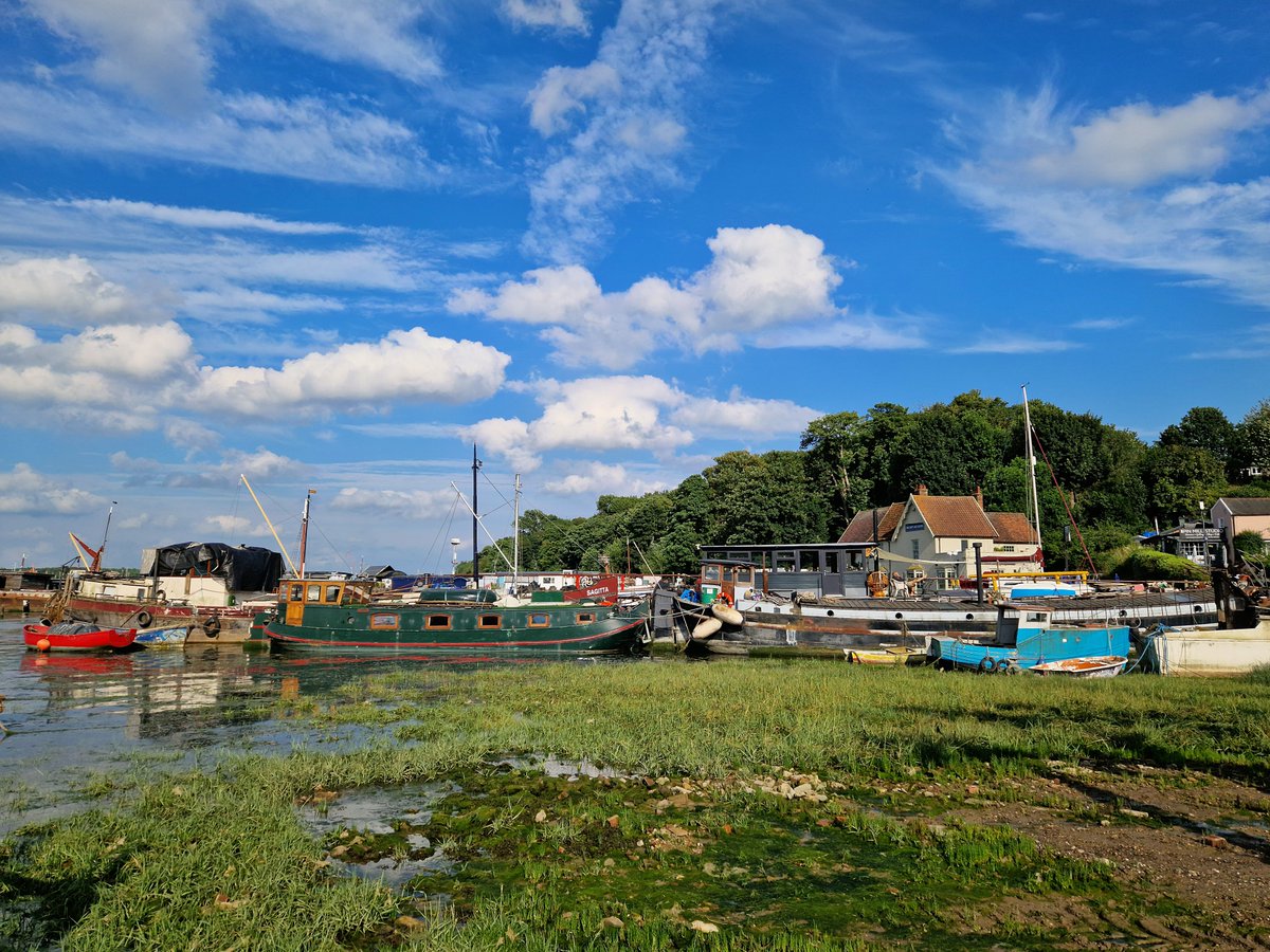 RobRambler214's tweet image. The fab #PinMill 😎 @debeninns  #ButtandOyster #Suffolk #VisitSuffolk #SuffolkCoast #HiddenukGems #RiverOrwell #Boats #PhotosofBritain #CoastalLife #Summertime #HappyDays #Waterside #Coastal #VisitBritain #LoveGreatBritain #YourBritain #VisitEngland #England #WeLoveEngland