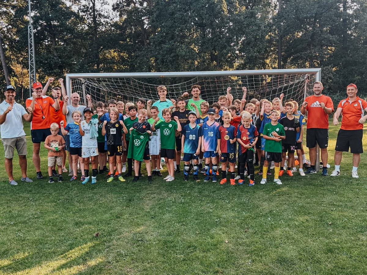 Training, Talk und Autogramme bei #WölfeonTour: Aaron Zehnter und Jan Bürger waren heute beim TSV Meine zu Gast. Dort statteten sie den rund 30 Mädchen und Jungen zwischen neun und elf Jahren einen Besuch beim Training ab.

#VfLWolfsburg
