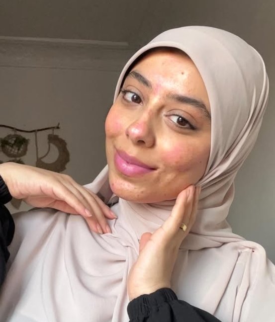 غادة اللبوه مجرد ما تبقي قدامك هتنزل علي ركبها زي المدمنة تشمشم في زوبرك و بضانك و تستنشق منهم بعدها هتتمسح و تدعك وشها في زوبرك و بضانك و مش هتحس بيها غير  و هي  شافطة بضانك بالعاهم و بترضعهم زي المحرومة لحد ما تلاقي لسانها بيلف علي زوبرك و بينفجر لبن علي خمارها