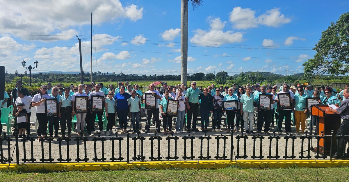 Honor a quien hace temblar a los imperios con la fuerza de sus ideas
Hoy, al conmemorar natalicio d nuestro eterno Comandante en Jefe Fidel Castro Ruz recibe <a href="/geomineracentro/">geomineradelcentro</a> condición de Destacado Nacional a propuesta del SNTEM, #FidelPorSiempre, #GeoMCmineralesparaeldesarrollo
