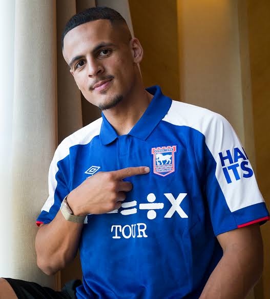 Oliveira32Pablo's tweet photo. Além do #CharltonAthletic, o #LutonTown e #CardiffCity também demonstraram interesse no atacante #AlHamadi, internacional iraquiano de 23 anos, cuja preferência é permanecer na Championship. O contrato com o #Ipswich é válido até 2028, e seu valor de mercado é estimado em €2,50m https://t.co/jQU3KKWQBv