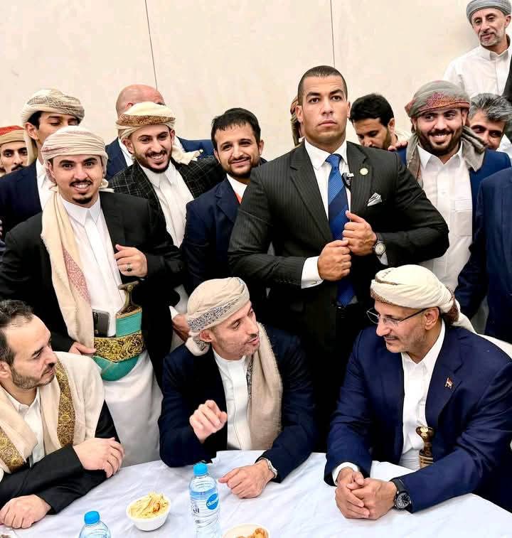 أي عفاشي يقول المولد بدعة وخسارة مادية
يفعل في فمه أحذية خمسين مليون يمني

ولا نسمع نخس ياهين🤫