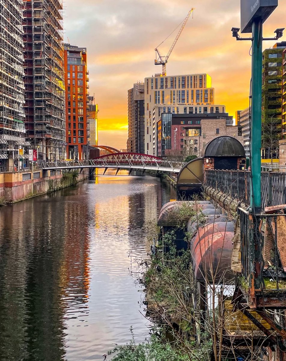 River Irwell Sunsets

A tale of two cities, Manchester on the left and Salford on the right. 

Not too sure what could be done with the old Mark Addy but it’s heartbreaking to see it like this after all those years. 

Manchester 

📸 | Manchester Discoveries (IG)