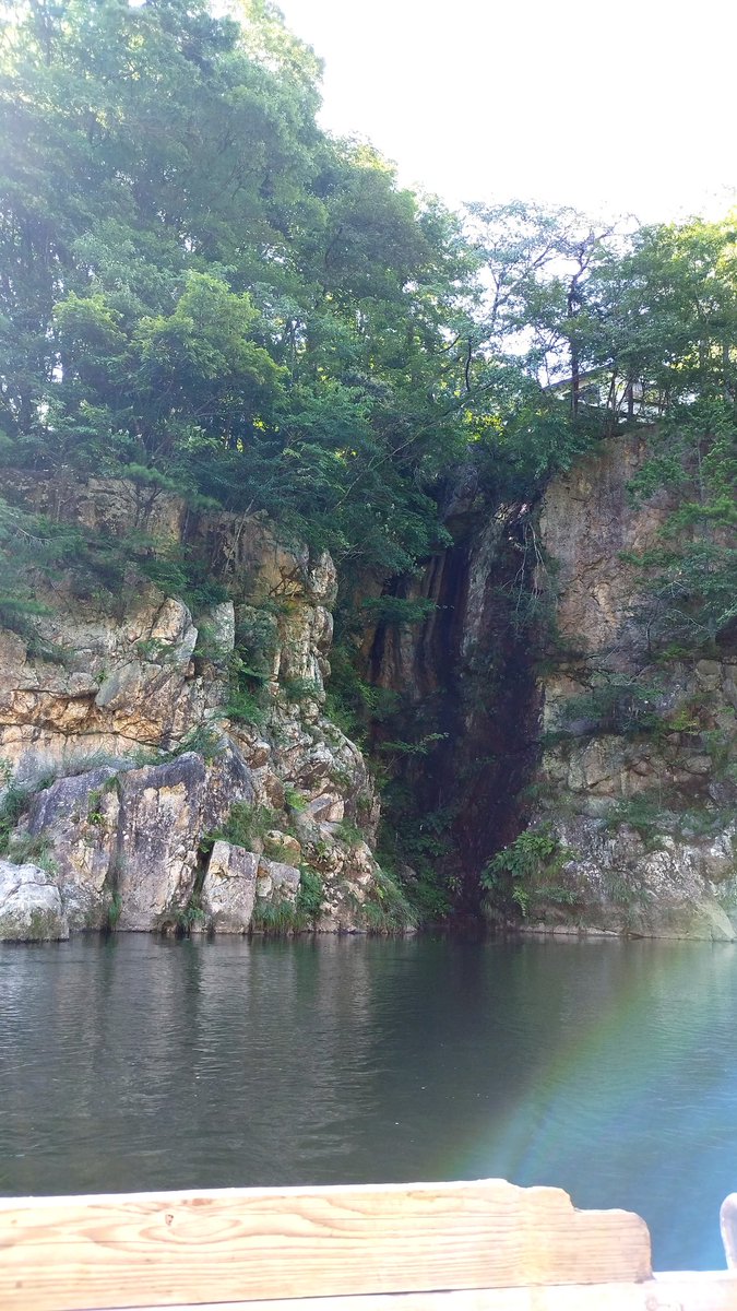 wakannnaindesun's tweet image. #栃木県 #鬼怒川ライン下り 
昨年あたり #トチペ さんの
懸賞ペアチケットに
当選🎯したので冒険😆😃✨️

泳ぎがイマイチな次男でも
安心して楽しめるように
水量少ない晴天を狙ったので
のんびり３０分の川下りです
春は桜などの花、秋は紅葉で
もっと綺麗なんだって
④プリズムが龍神様みたい🤭