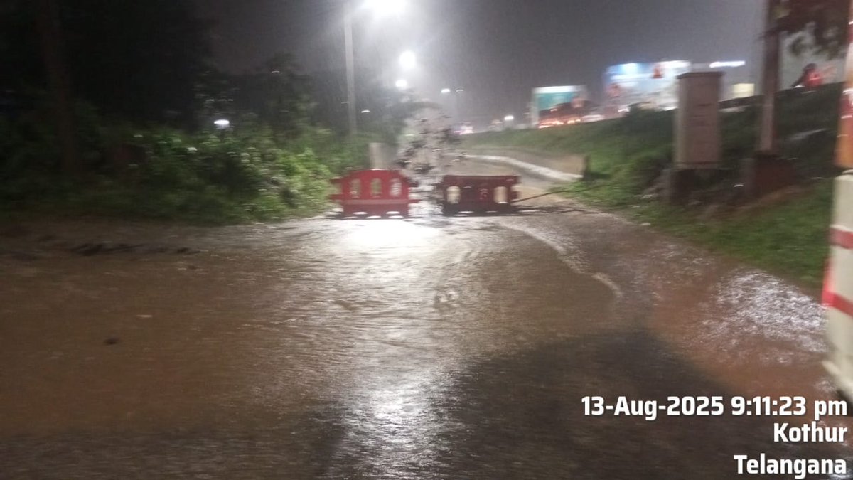 CYBTRAFFIC's tweet photo. 🚨 Waterlogging Alert 🚨
Waterlogging at Kothur Underpass — Closed for traffic and Vehicular commuters.
Shadnagar Traffic Police are on site managing the situation.
Please take alternate routes.
#HyderabadRains #CyberabadTrafficPolice #TrafficAlert #ShadnagarTrafficPS #Kothur #Waterlogging #HeavyRains