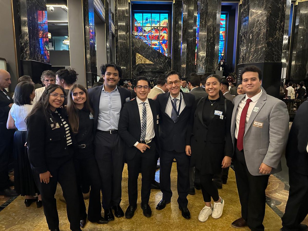 FCSyP_UABC's tweet photo. El Lic. Dieego Sandoval, egresado de Economía, participó en la Reunión Anual de Enlaces Universitarios #Banxico2025 en CDMX.
👏 Representó con orgullo a nuestra Facultad y reafirmó su compromiso con la excelencia académica.
¡Felicidades!
#OrgulloFCSyP #SomosSocialesyPolíticas https://t.co/WQnfQtpfJY