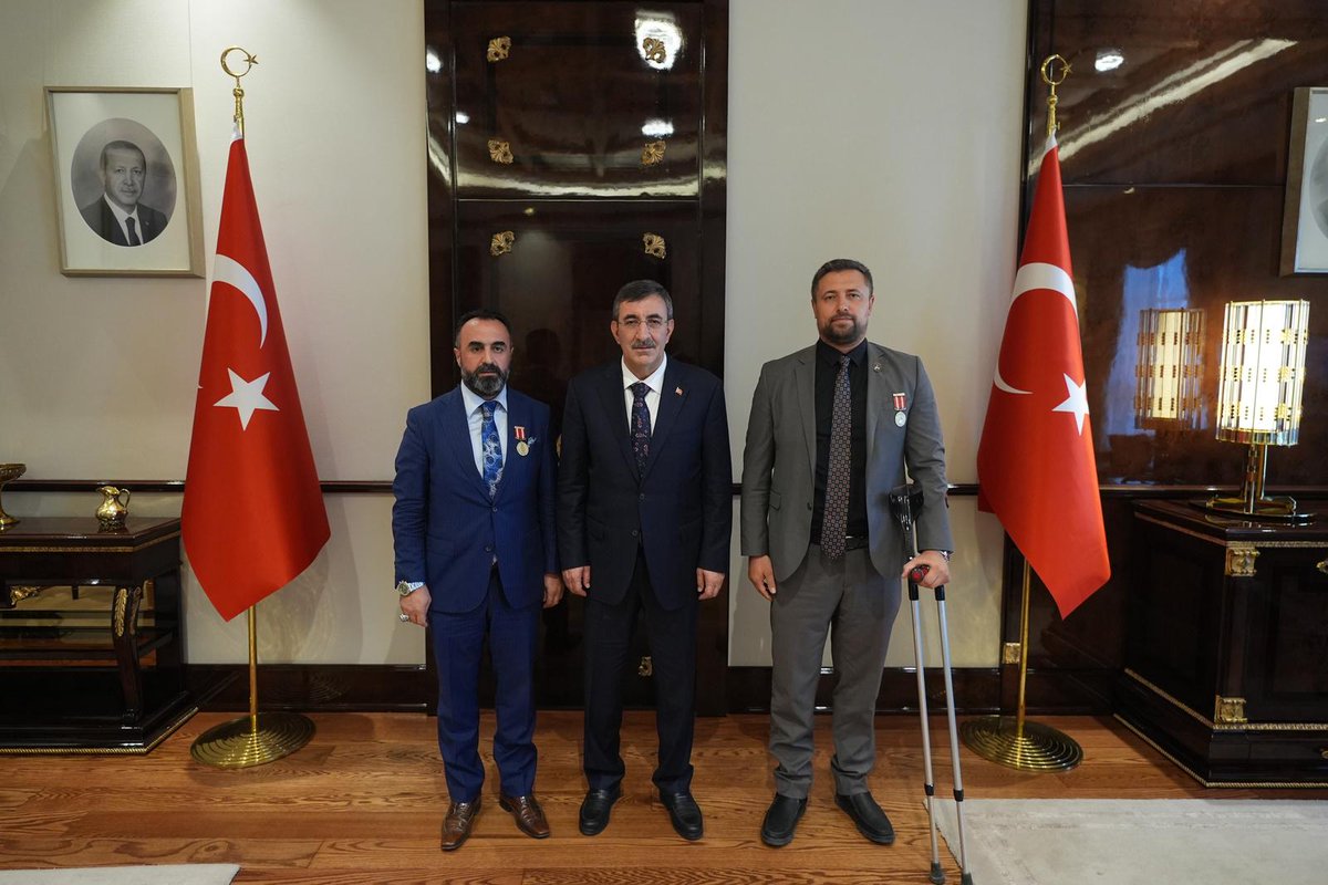 TÜGŞAV (@gazilervakfi) on Twitter photo Cumhurbaşkanı Yardımcısı Sayın <a href="/_cevdetyilmaz/">Cevdet Yılmaz</a>'ı Cumhurbaşkanlığı Külliyesindeki makamında ziyaret ederek, Terörsüz Türkiye süreciyle ilgili görüş alışverişinde bulunarak, şehit yakını ve gazilerimizin özlük haklarına ilişkin sorun ve taleplerimizi ilettik.
Nezaket dolu Cumhurbaşkanı Yardımcısı Sayın <a href="/_cevdetyilmaz/">Cevdet Yılmaz</a>'ı Cumhurbaşkanlığı Külliyesindeki makamında ziyaret ederek, Terörsüz Türkiye süreciyle ilgili görüş alışverişinde bulunarak, şehit yakını ve gazilerimizin özlük haklarına ilişkin sorun ve taleplerimizi ilettik.
Nezaket dolu