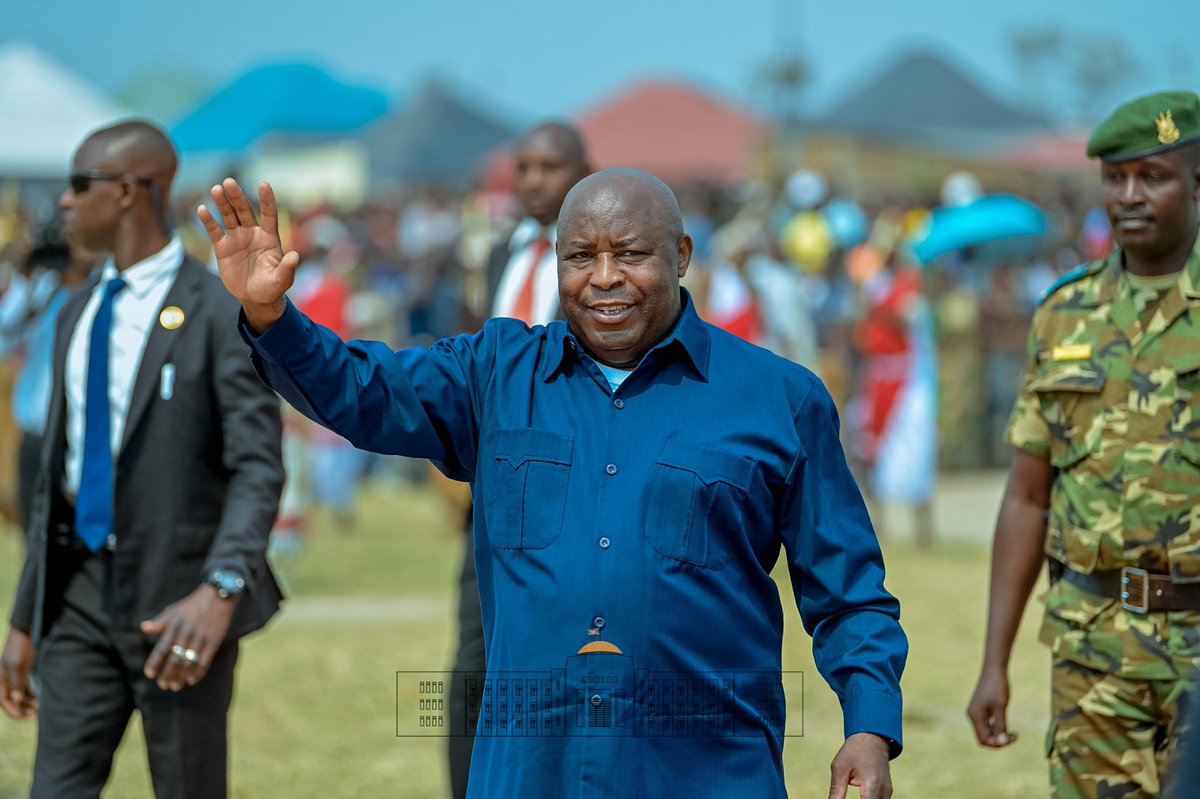 NtareHouse's tweet photo. SE @GeneralNeva a fièrement salué la réussite des élections de 2025, qu’il a qualifiée de signe éloquent de la maturité politique du #Burundi, ayant conduit au choix des leaders compétents, engagés à servir le pays, promouvoir la bonne gouvernance et impulser le développement https://t.co/4bFRaKPZcQ