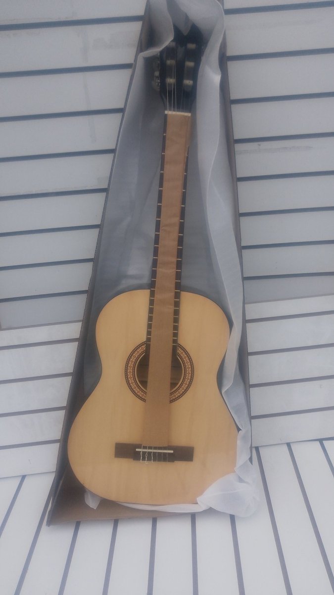 EPOMUSA's tweet photo. Guitarra Para Niños De Estudio Nueva 3/4 Envio A Domicilio $69.990 https://t.co/ikYIRC8232