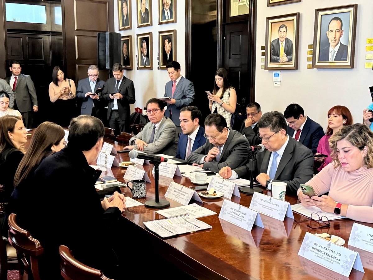 Hoy participé en la reunión previa de la Comisión Permanente en la histórica Casona de Xicoténcatl, antigua sede del Senado. Un honor coincidir con legisladoras y legisladores que estaremos en la sesión de este miércoles. 🇲🇽