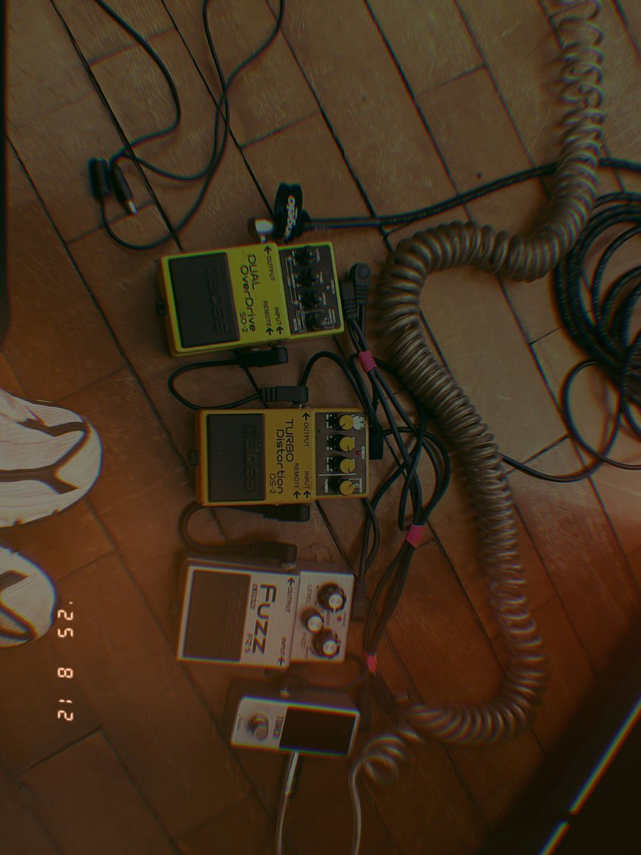 legal demais entrar na sala do rocklab e gravar nosso primeiro disco.