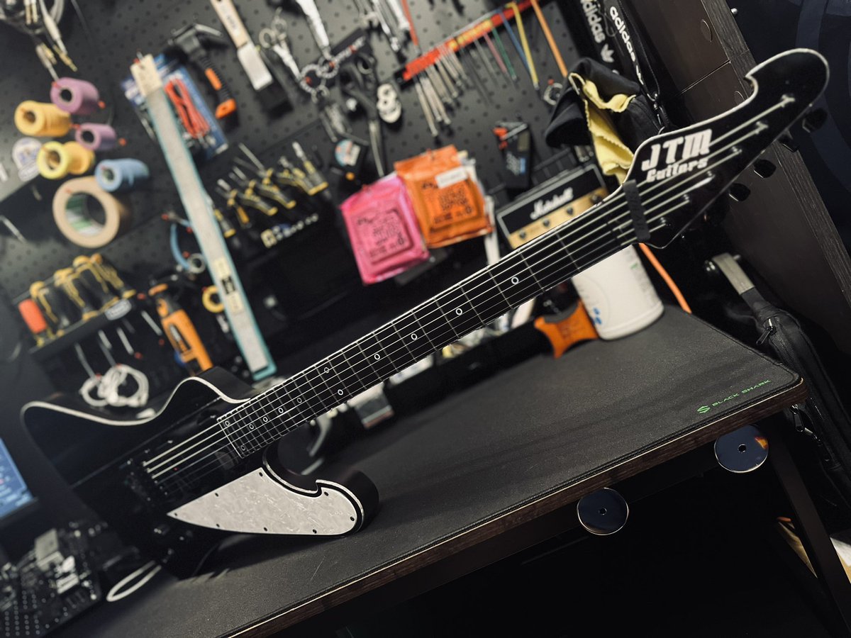 HARDROCKURI's tweet photo. YouTube動画2本分のレコーディングで電池の出力が9V未満になってて、Fishmanの電池喰いの凄さに驚愕しとる😇

音が良すぎるのでアメ車みたいなもんだと思って付き���ってくしかないけど、アルカリ電池はコスパが最悪なのでやっぱりリチウムイオン電池の本格導入かしらね https://t.co/IvABBKt5Ed