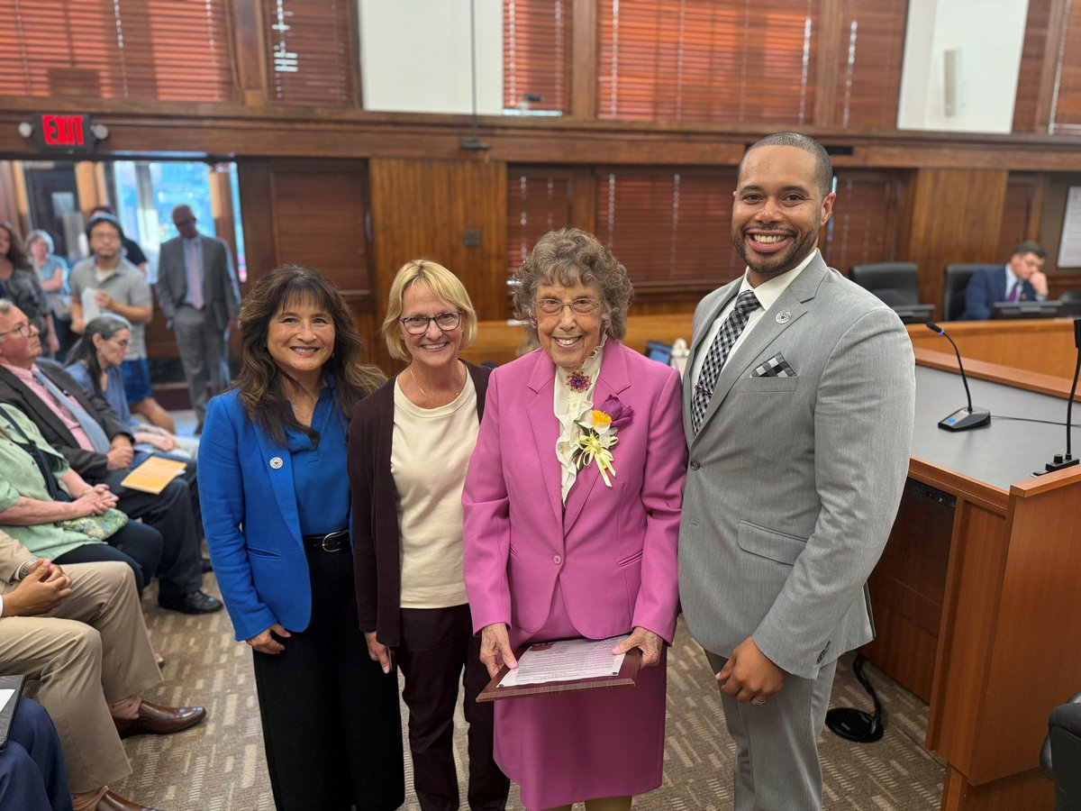 Last week, long-time Foster Grandparent volunteer Hazel Sanders was honored by the Board of Commissioners for her service.

Thank you Hazel and thank you commissioners!

#OCED #washtenaw #community