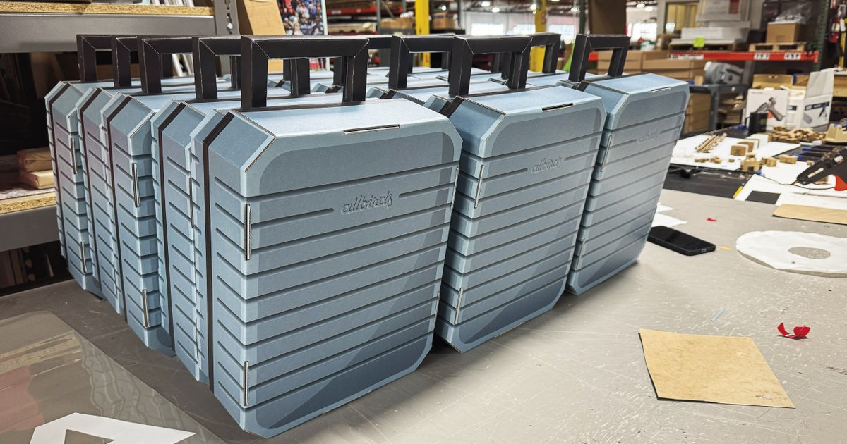 We made luggage for your feet. Kinda.
Big thanks to <a href="/Allbirds/">Allbirds</a>  for letting us run with this one.

#seedingkit 
#allbirds 
#branddrop 
#designthattravels 
#wedoitall