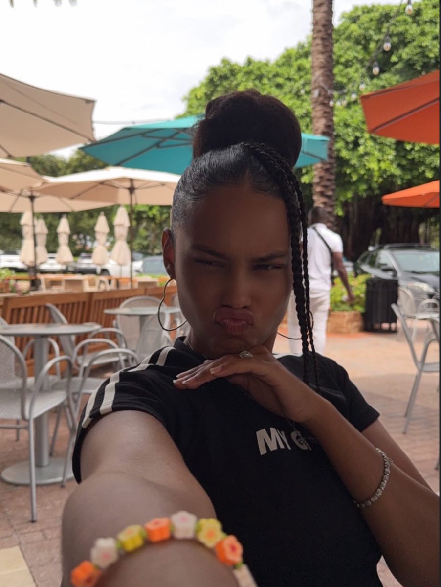 Larrybird1k's tweet photo. Amber looking sexy like always!!💙🌹🔥
#Stankface
#lipthing
#upperlipsniffing
#Facecardvalid https://t.co/ilAVpY3KIx