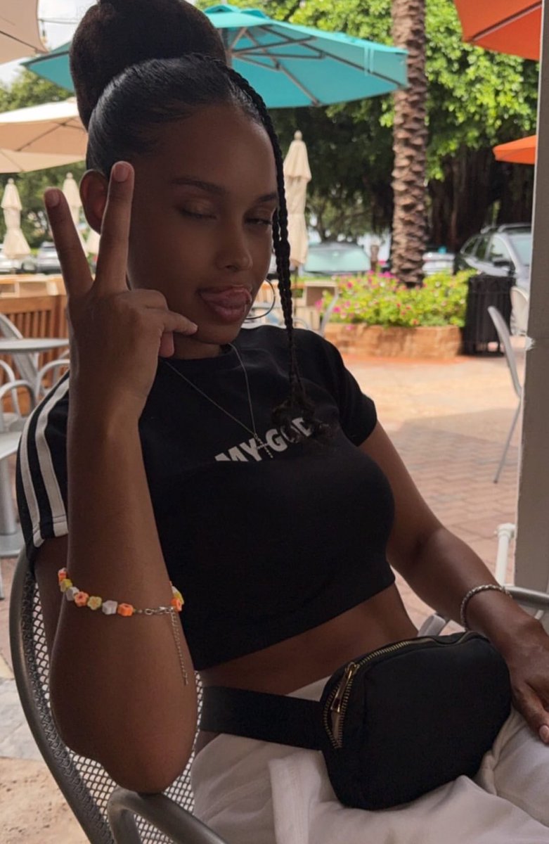 Larrybird1k's tweet photo. Amber looking sexy like always!!💙🌹🔥
#Stankface
#lipthing
#upperlipsniffing
#Facecardvalid https://t.co/ilAVpY3KIx