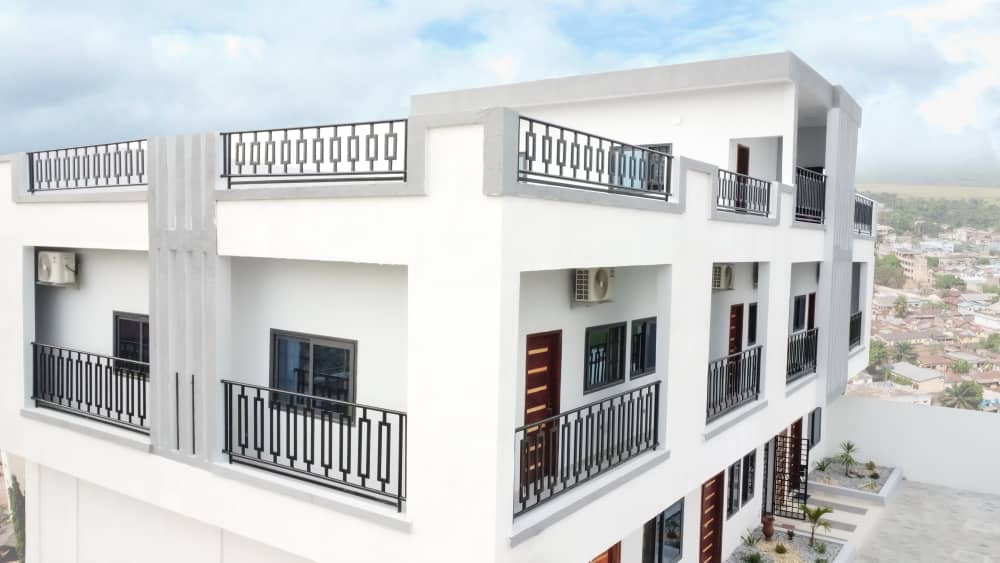 immo_bj's tweet photo. 🚨🚨 À Vendre avec TF 🚨🚨

📍 Maison R+2 meublée de 6 appartements (2x T2, 4x T1 ) +bureau + magasin etc 

🎯Cotonou Fidjrossè Akogbato non loin de la plage Club des Rois. 

👉🏿Prix négociable : 150 millions de FCFA
 
☎️ 00229-0197097208 ou DM 

#Beninimmo 
#Benin https://t.co/RYtwotq2MW