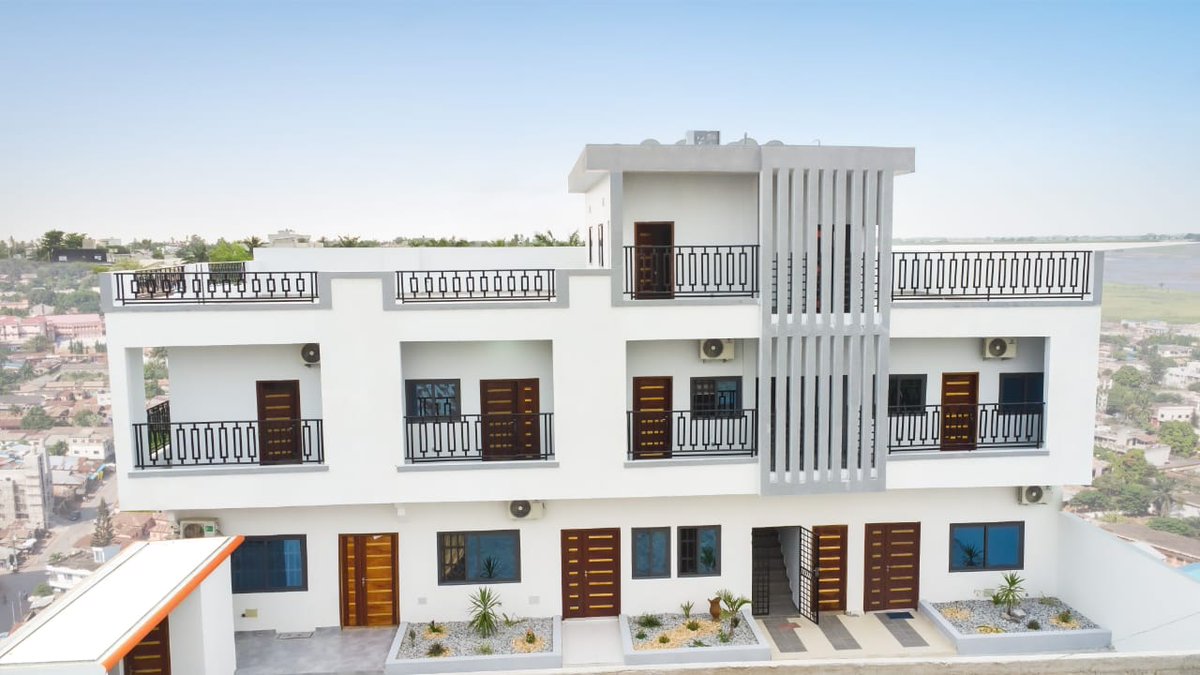 immo_bj's tweet photo. 🚨🚨 À Vendre avec TF 🚨🚨

📍 Maison R+2 meublée de 6 appartements (2x T2, 4x T1 ) +bureau + magasin etc 

🎯Cotonou Fidjrossè Akogbato non loin de la plage Club des Rois. 

👉🏿Prix négociable : 150 millions de FCFA
 
☎️ 00229-0197097208 ou DM 

#Beninimmo 
#Benin https://t.co/RYtwotq2MW